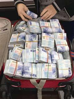 行李托運驚現1660萬現金，走私鏈條浮出水面