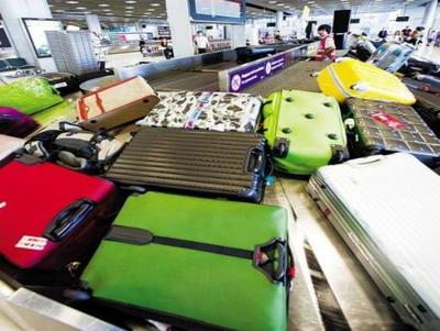 為何下了飛機之后，托運的行李箱都不撕標簽？過來人告訴你行李托運的奧秘